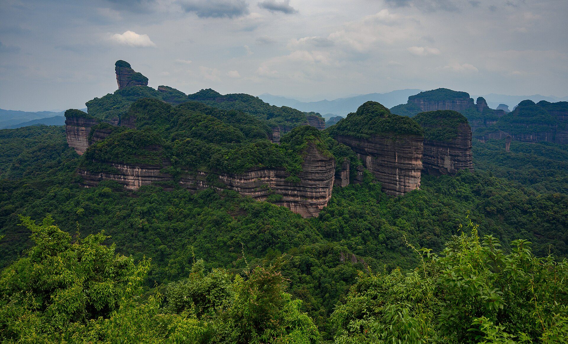 丹霞山红岩峰林俯瞰