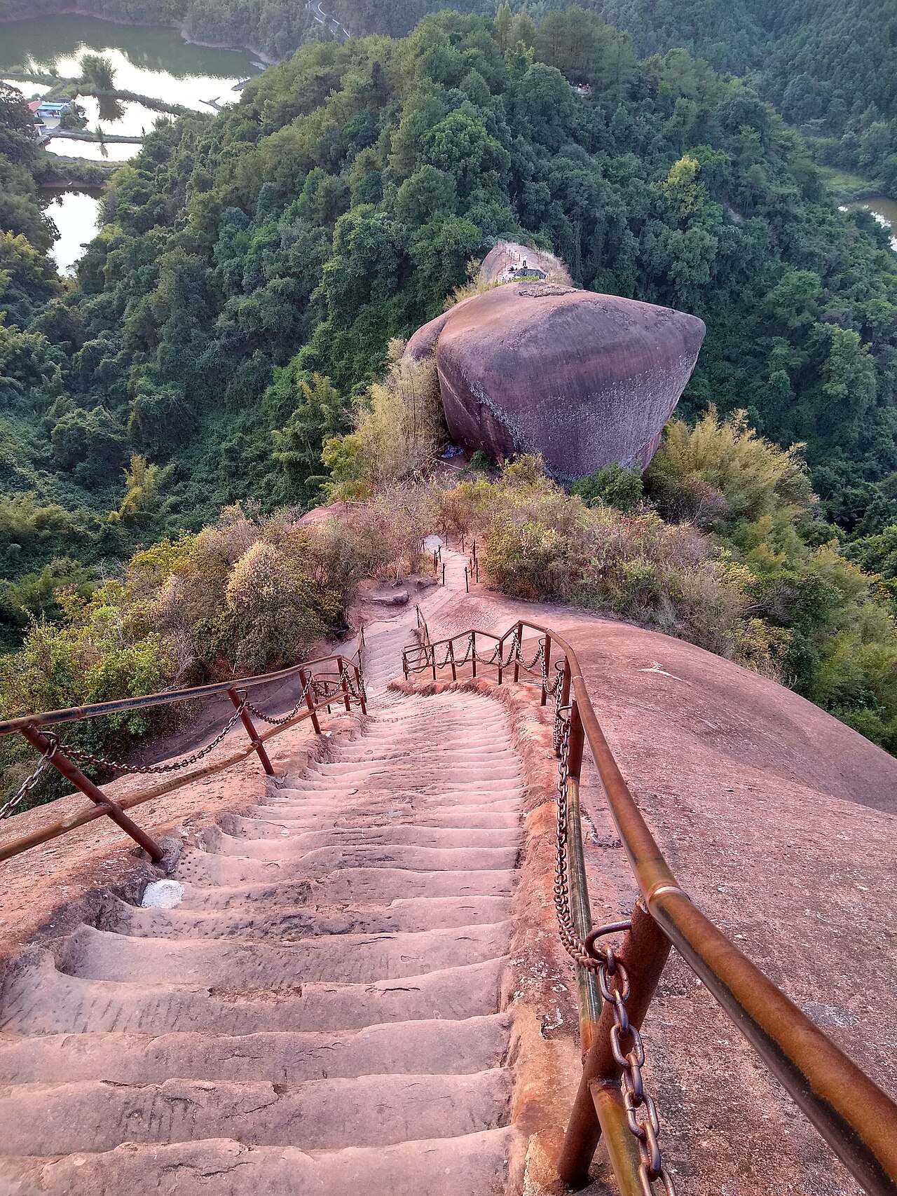 九九天梯陡峭石阶