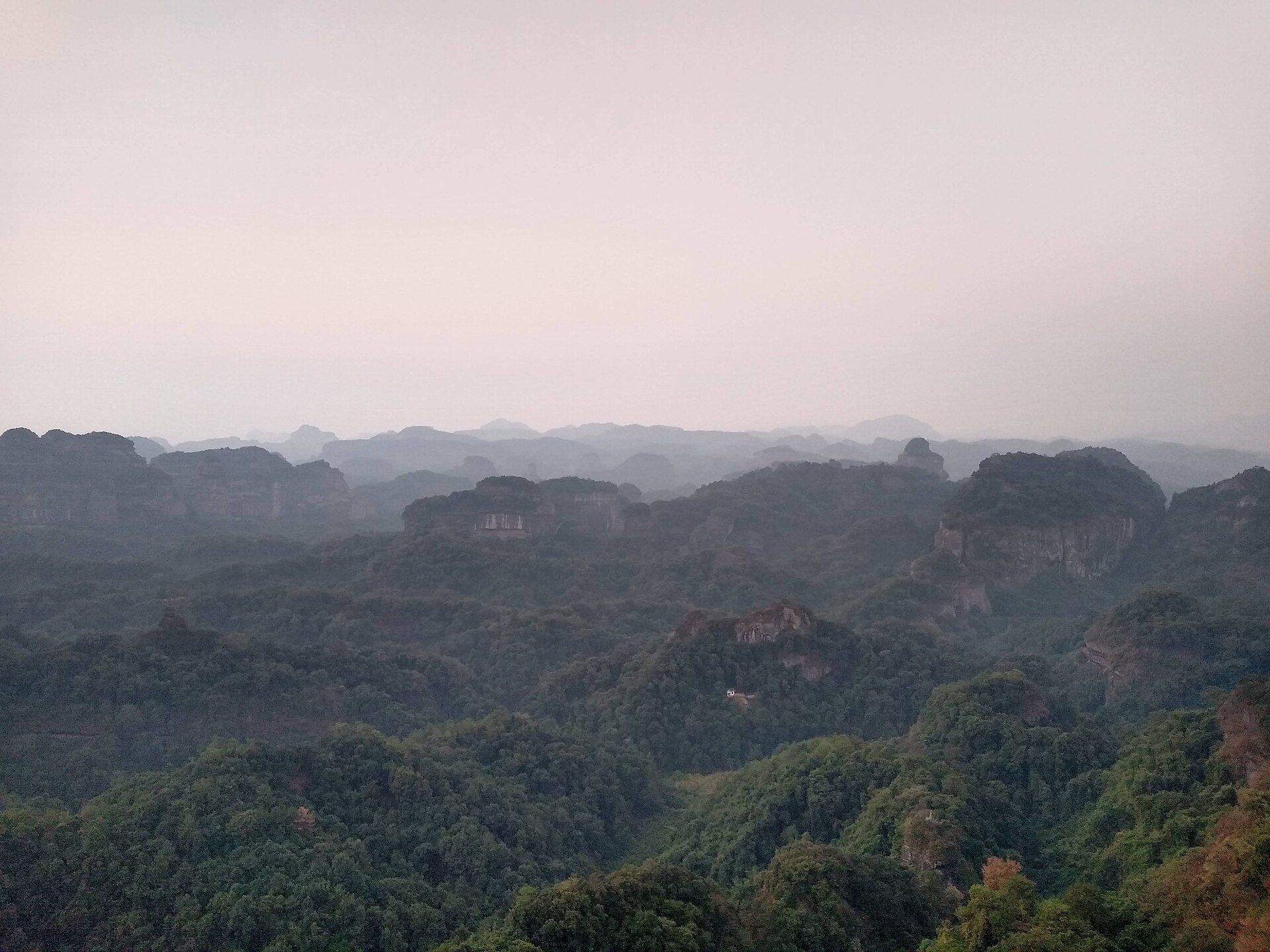 韶音亭俯瞰丹霞群峰